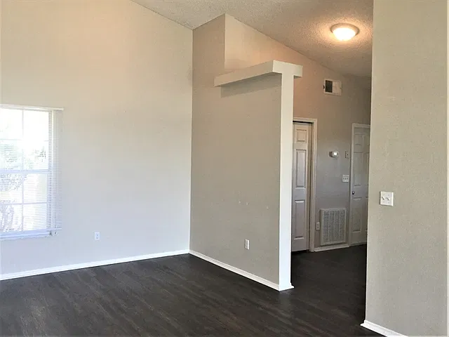 3 bed, 2.0 bath, 1377 sqft, $2,300 — Photo 3
