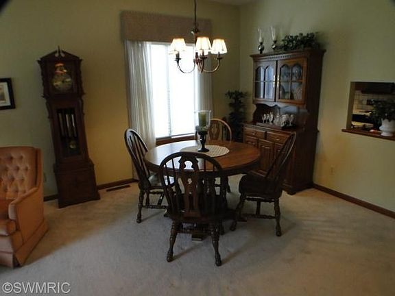 3rd image of 733 Bradford Pl NE