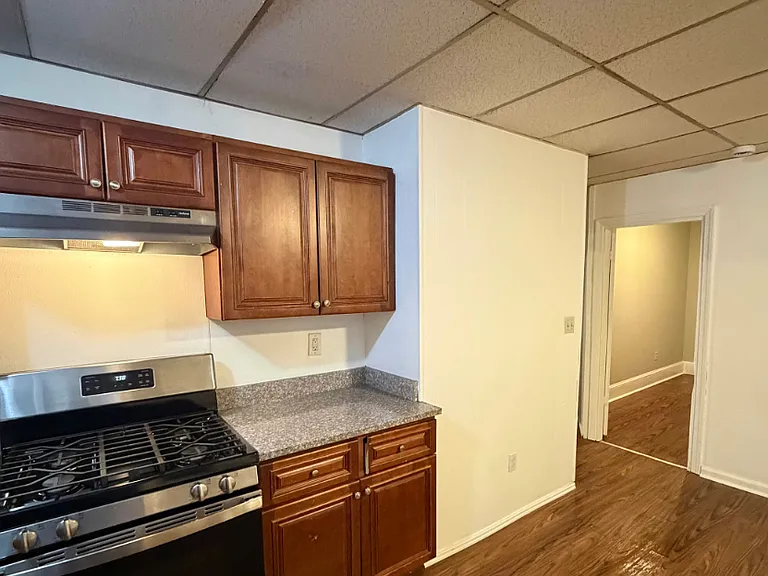 75 Crapo St New Bedford Spacious 3 Bedroom / 1 Bath New Appliances, Near the Beach! — Photo 10