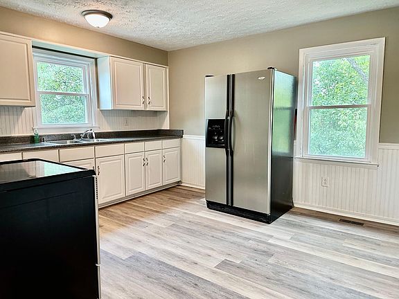 3rd image of 138 Allnutt Dr