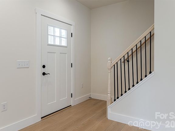 4th image of 165 Cascade Ridge Rd