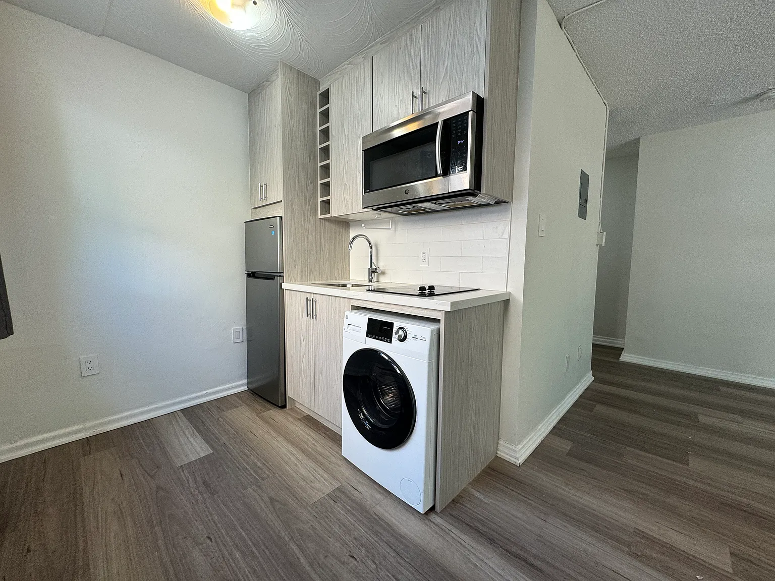 140 Springhurst Ave - 3 — Photo 3