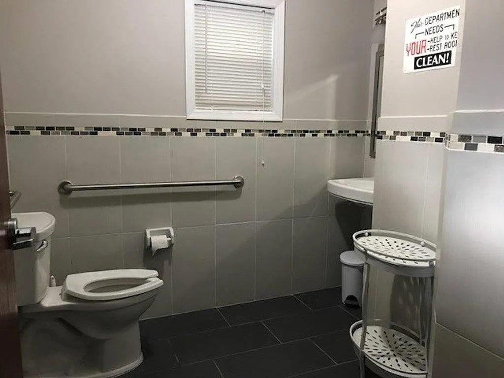Abbott Residence Inn - Room 4 — Photo 4