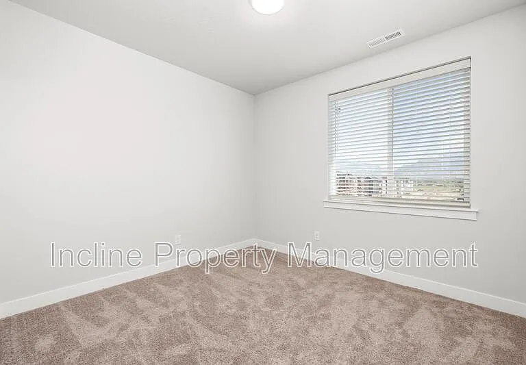 359 W 785 N — Photo 10
