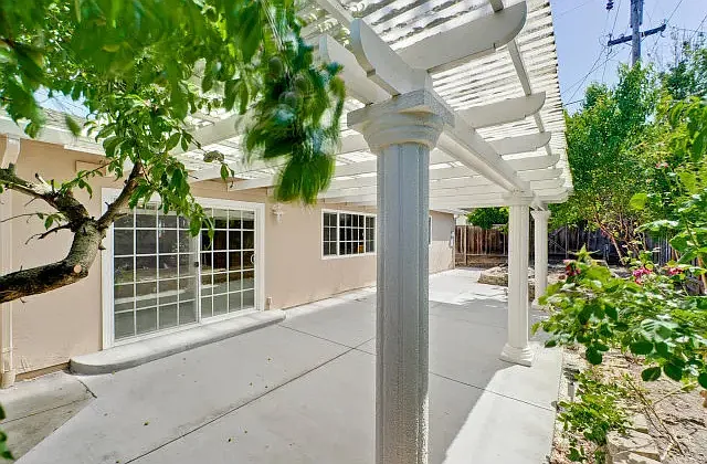 1034 Wallace Dr — Photo 2
