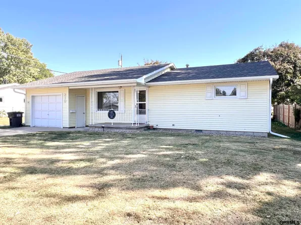 319 N 15th St, Geneva, NE 68361