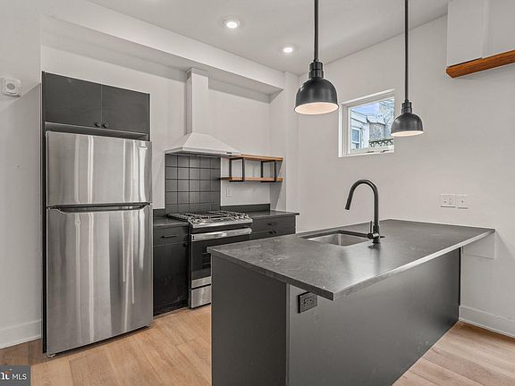 4th image of 2966 Richmond St #202