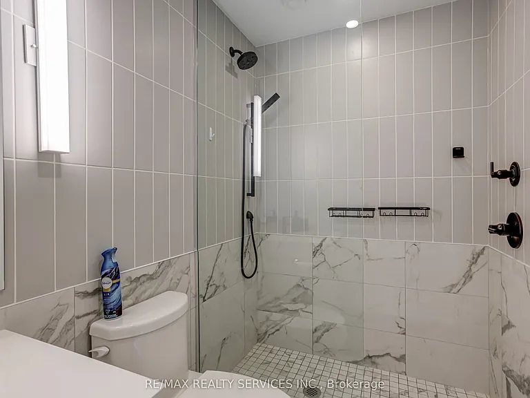 327 King St W #4106 — Photo 27