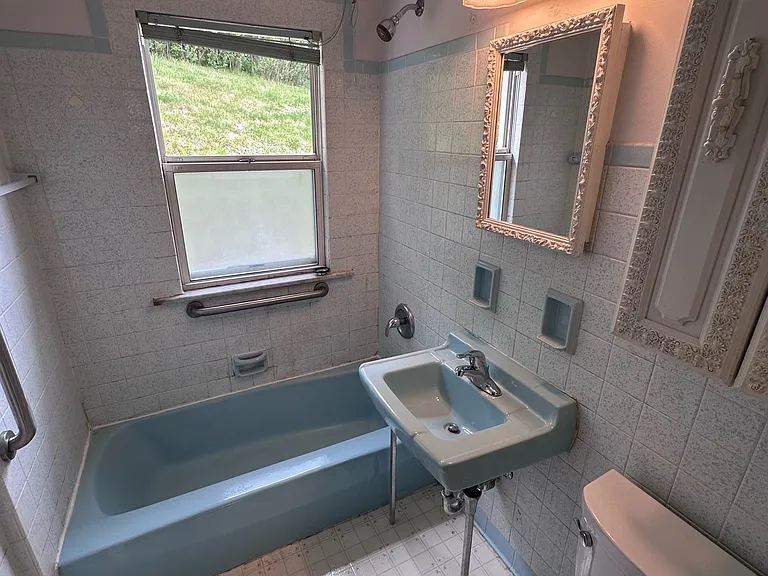 204 Shoup St — Photo 3