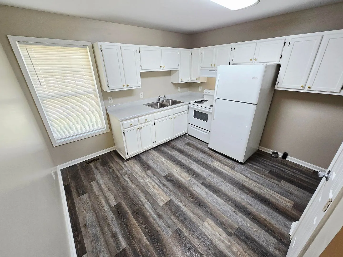 2 Bedroom, 1Bath Apartment Close to downtown Burlington — Photo 3