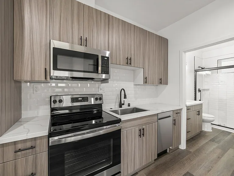 Gorgeous huge units in premier location! ASK ABOUT OUR MOVE-IN SPECIALS!! — Photo 25