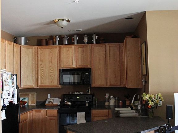Kitchen w/ bartop counter