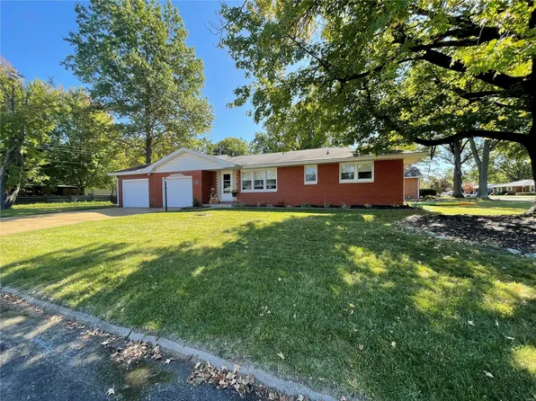 2203 Jerome Dr, Godfrey, IL 62035