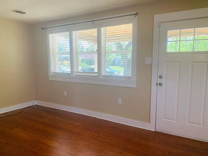 3 bed, 1.0 bath, 840 sqft, $2,400 — Photo 4
