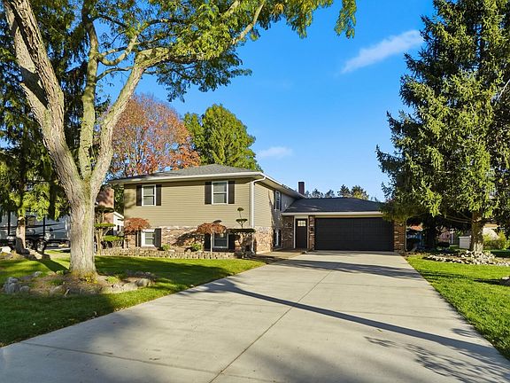 2nd image of 906 Aster Dr