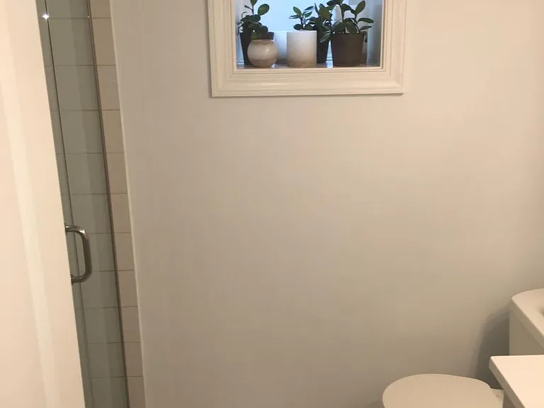 Ensuite master bath with natural light