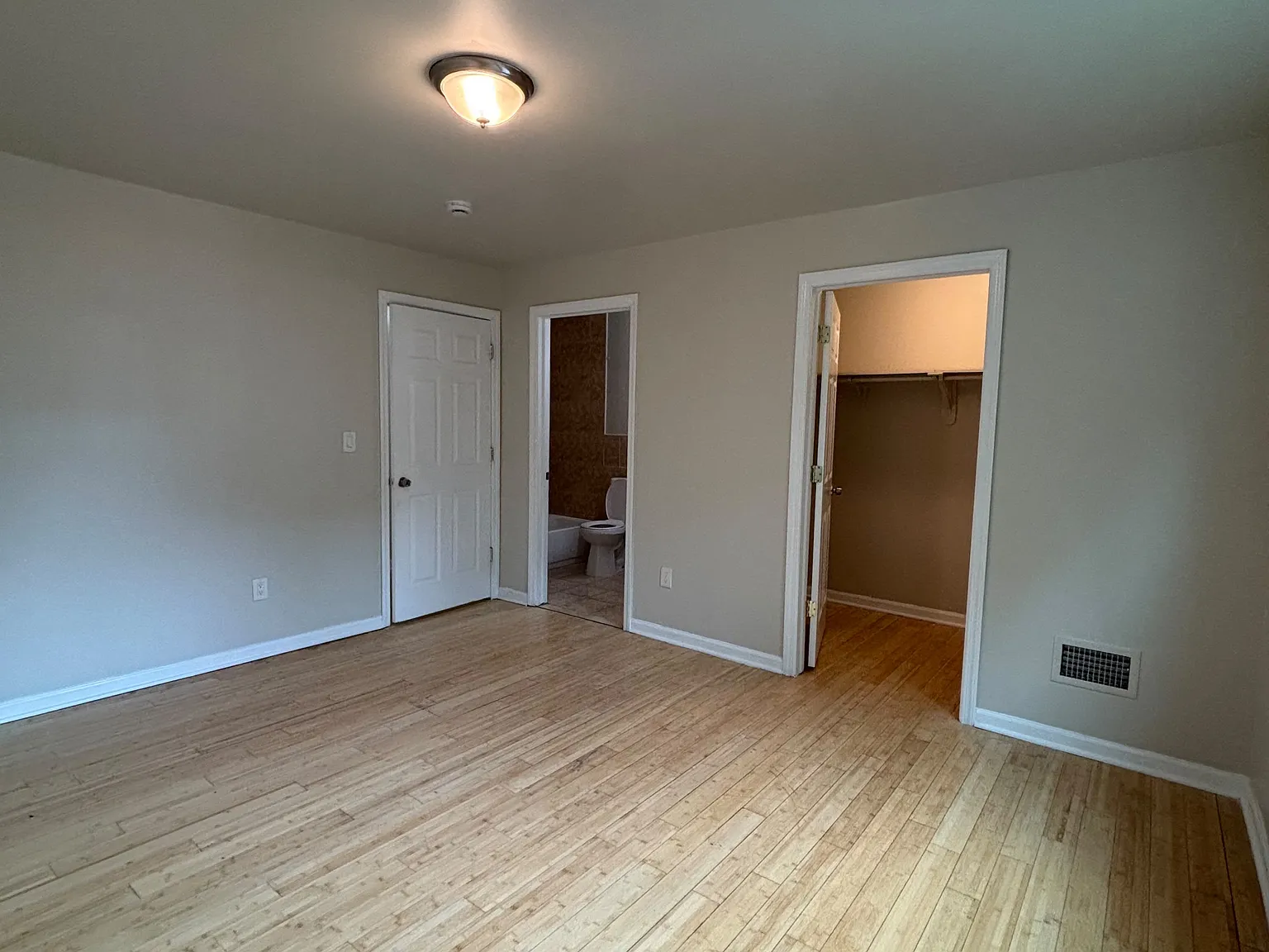 5 bed, 1400 sqft, $3,650 — Photo 2