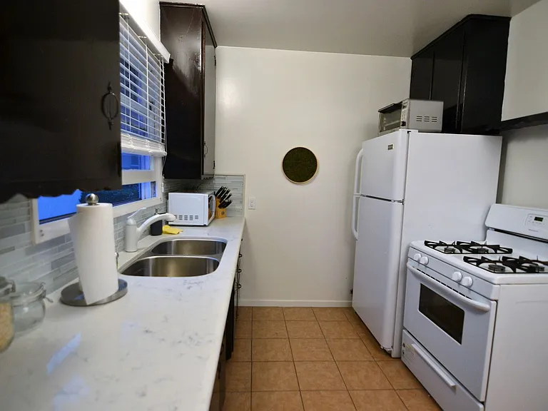 12423-25 Chandler Blvd — Photo 2