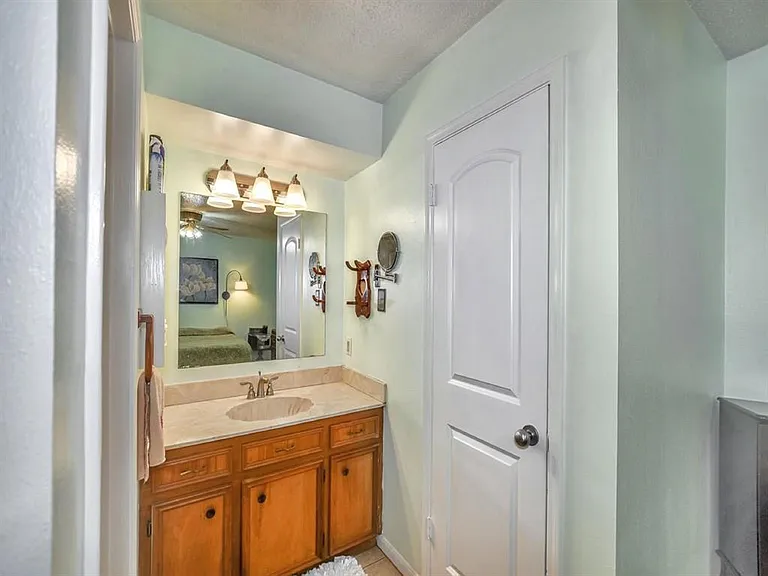 2528 Village Circle Dr — Photo 8