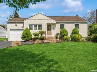 118 Knickerbocker Rd W, Plainview, NY 11803