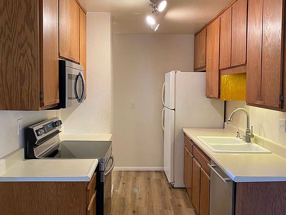 5th image of 12722 Lakeshore Dr APT C