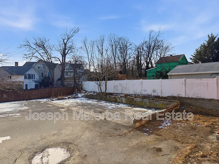 848 Bank St — Photo 17
