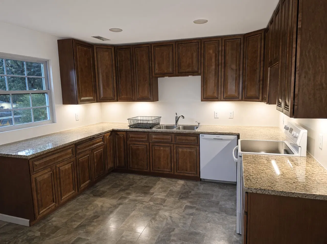 4 bed, 2200 sqft, $4,000 — Photo 2