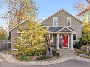 180 Peninsula Rd, Medicine Lake, MN 55441