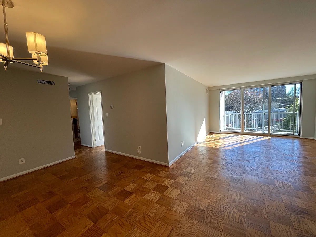 Large living room taken from front door. - 4977 Battery Ln #406