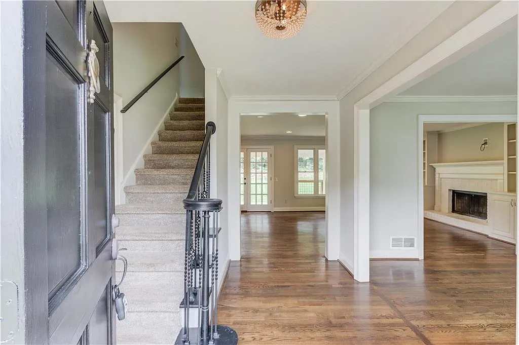 4 bed, 2.5 bath, 2361 sqft, $3,800 — Photo 4