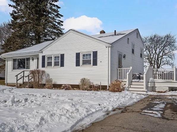 35 Squantum Dr, Middletown, RI 02842