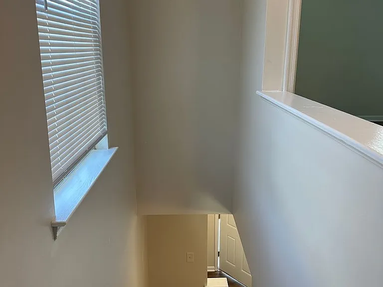 327 Georgetowne Ct — Photo 9