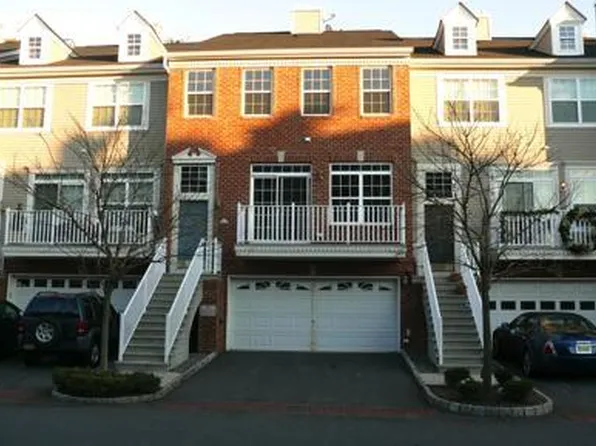 12 Swan Ct, Jersey City, NJ 07305