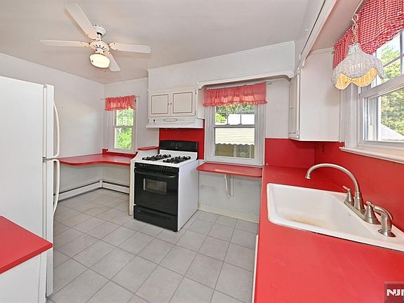 5th image of 173 Walnut St