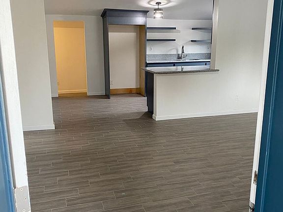 3rd image of 853 W 43rd Pl