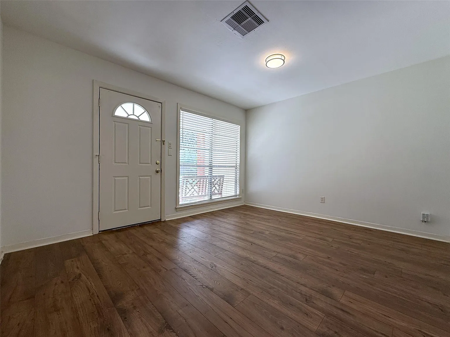 3 bed, 2.0 bath, 1390 sqft, $2,850 — Photo 3