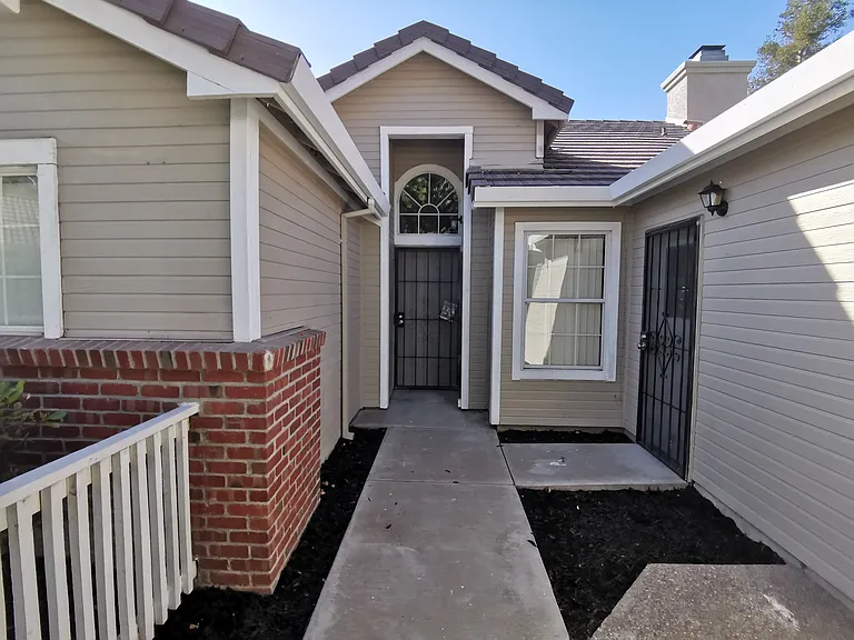 881 W Mount Diablo Ave — Photo 3