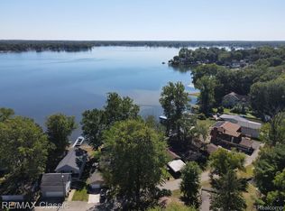 10125 Elmcrest Rd, Whitmore Lake, MI 48189