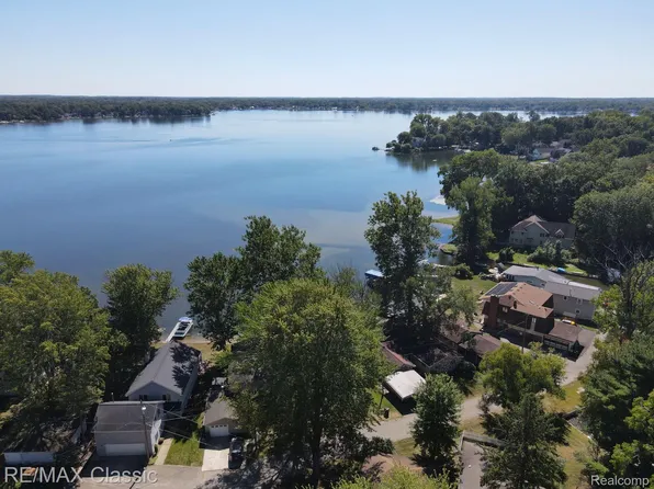 10125 Elmcrest Rd, Whitmore Lake, MI 48189