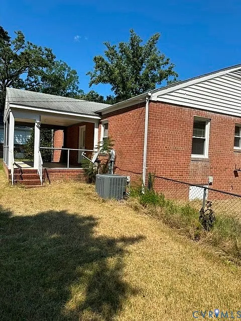 3 bed, 1.5 bath, 1304 sqft, $2,275 — Photo 3