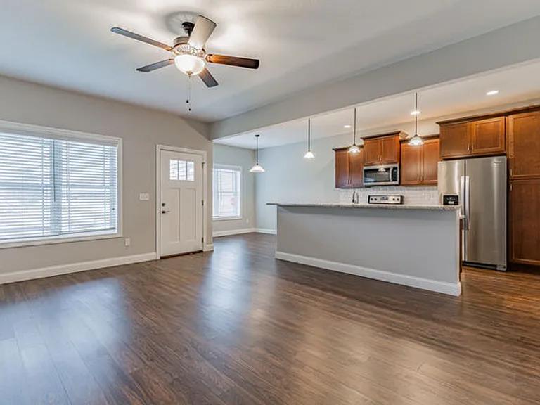 901 Cates Dr — Photo 5