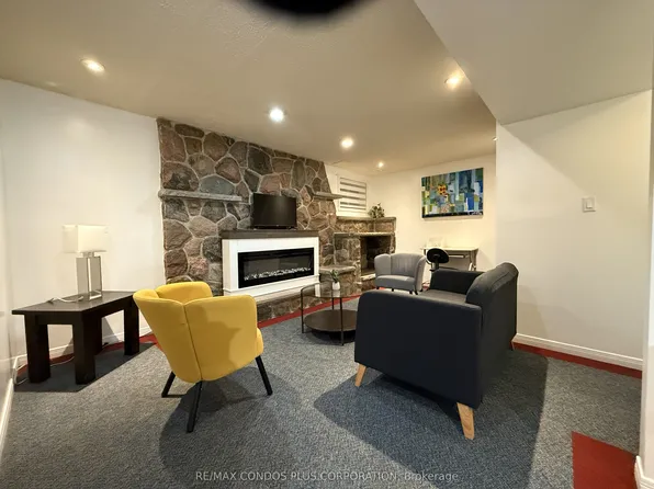 7 McKelvey Dr, Markham, ON L3T 5X6