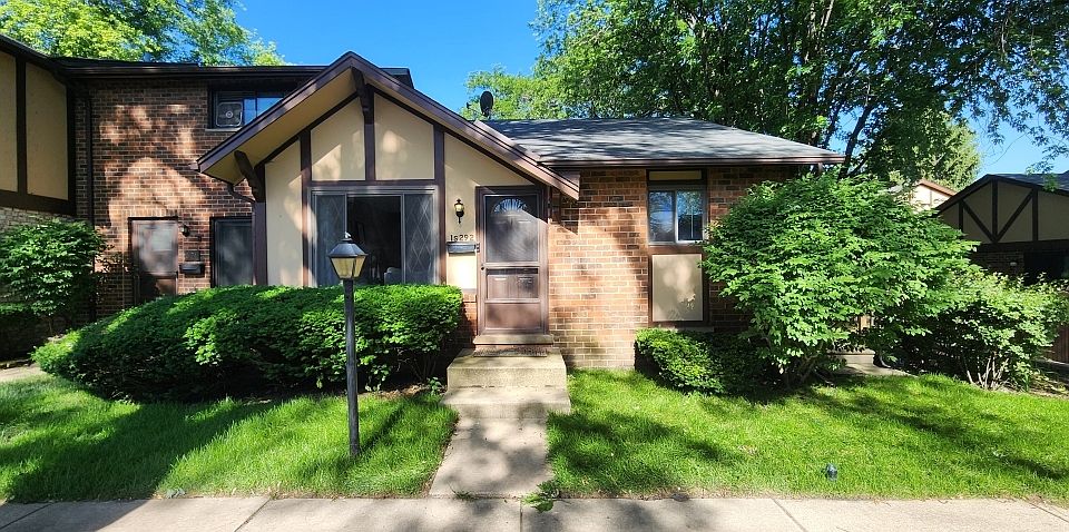 1st image of 1S292 Windsor Ln