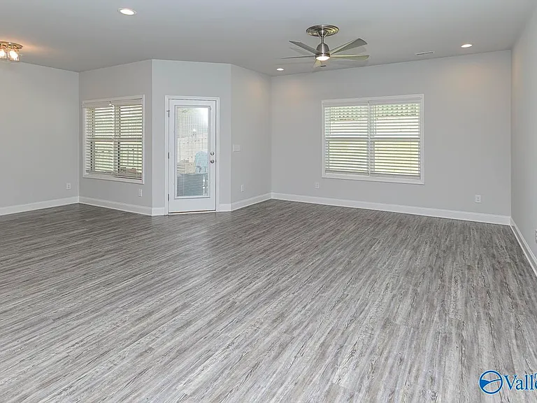 125 River Springs Ct — Photo 23