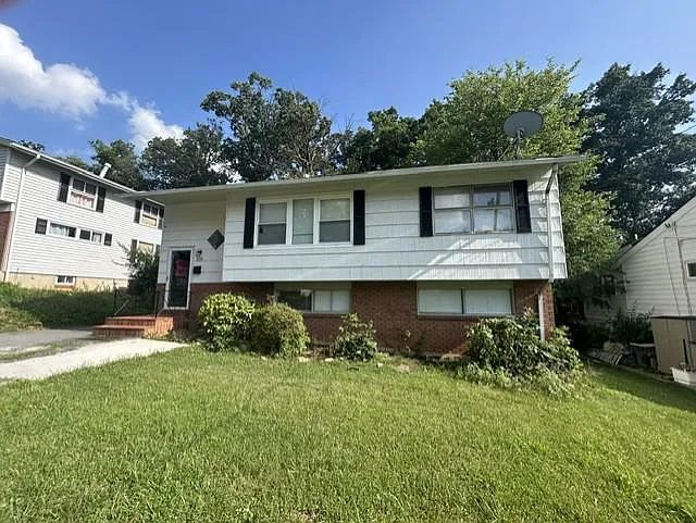 328 W Edmonston Dr
