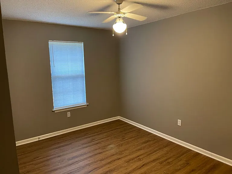716 Rosewood Dr — Photo 5