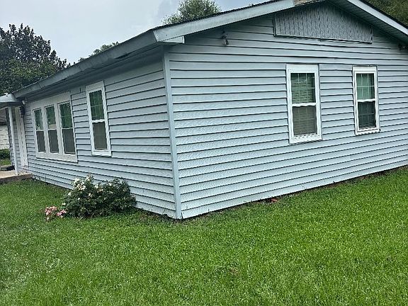 3rd image of 944 Edwards Lake Rd