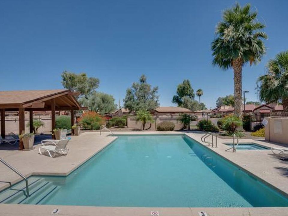 Pool and Jacuzzi for Summer Relaxation!