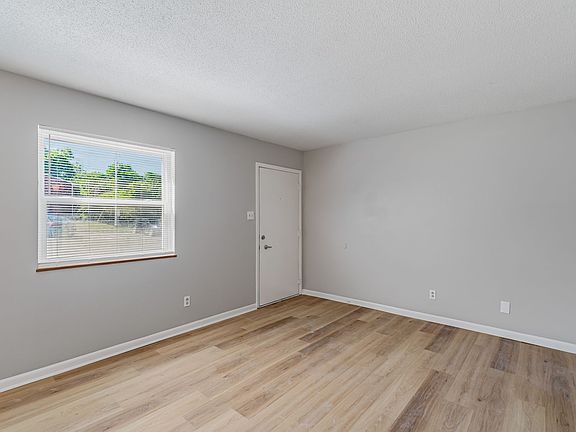 4th image of 2716 Holbrook Dr APT 6