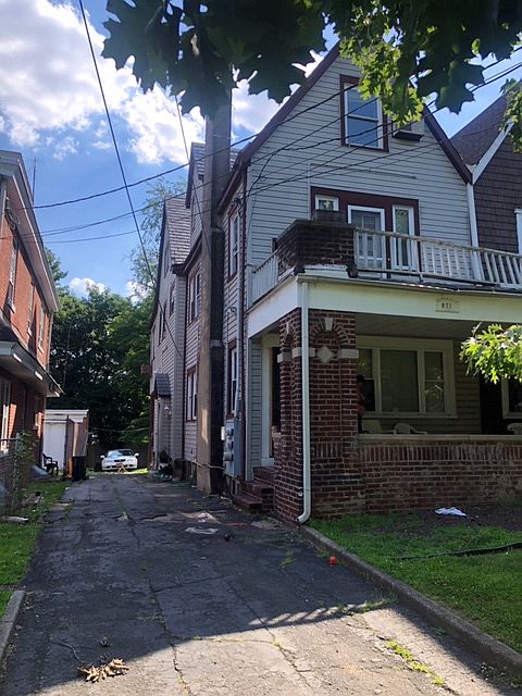 2nd image of 871 Bellevue Ave #2